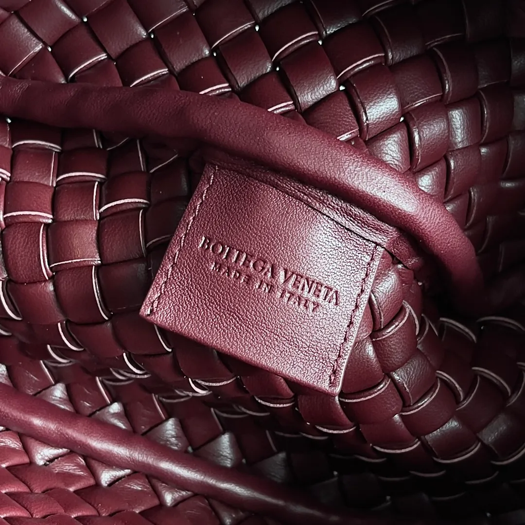 Batch 1760 BOTTEGA VENETA's new mini COBBLE bag. This season's mini Cobble series brings a new style of handbag. The body of the bag resembles the shape of a "Yuanbao", giving you good luck throughout autumn and winter! This Yuanbao bag is made of three pieces of quilted cotton and has an unlined body, showing its quiet power. The bag is carefully designed to create a three-dimensional look. The joints and edges are decorated with lambskin strips to create a sense of simplicity. The handbag is not lined, so you can directly appreciate the consistent lambskin on the outside and inside. It is beautiful both inside and outside. The top handle of this handbag is made of leather-wrapped rope and is quite sturdy. The detachable shoulder strap is secured by a leather buckle inside the bag. Can be carried by hand, carried on the shoulder or cross-body, very easy to match! Style number: 805739 Size: 23*11*8cm